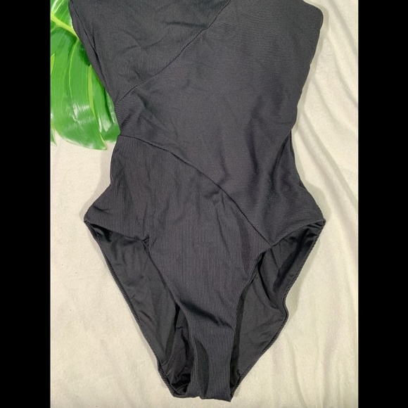 NEW $128 Becca Fine Line One-Shoulder‎ One-Piece Swimsuit Black [ SZ Small ] - Picture 6 of 12